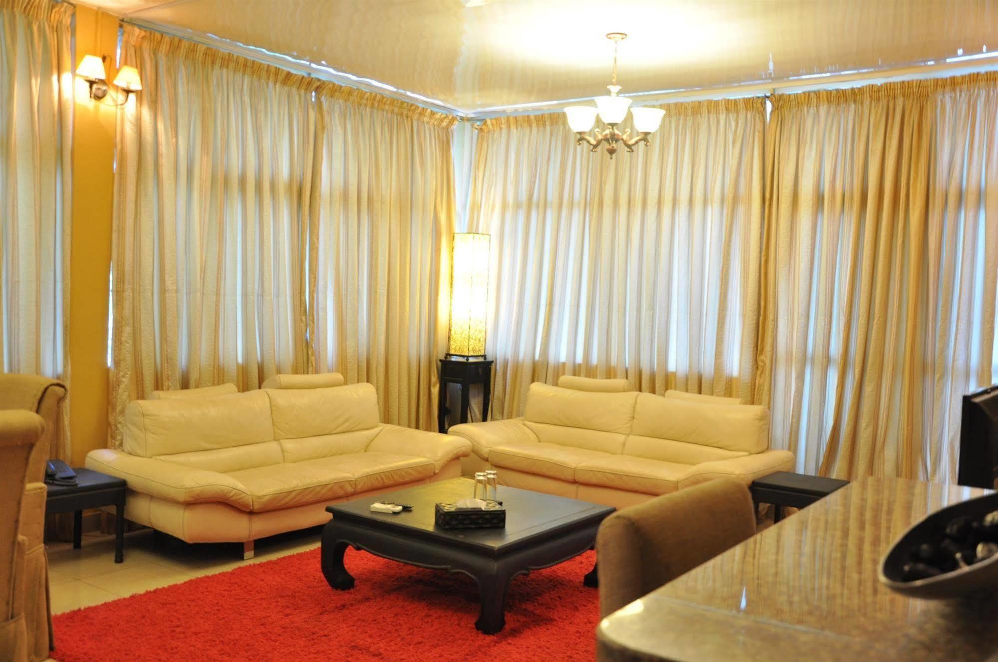 The Country Lodge Hotel Freetown Dış mekan fotoğraf